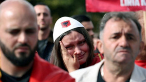 Suze zbog Tačija, protestna šetnja u Prištini i nasrtaj na sedište Euleksa