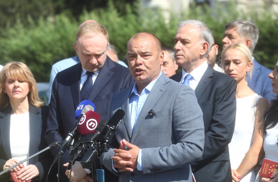 Ponoš rekao da se neće povući sa izbora u korist Studentske liste, a Ješić dodao: "Guramo dalje"