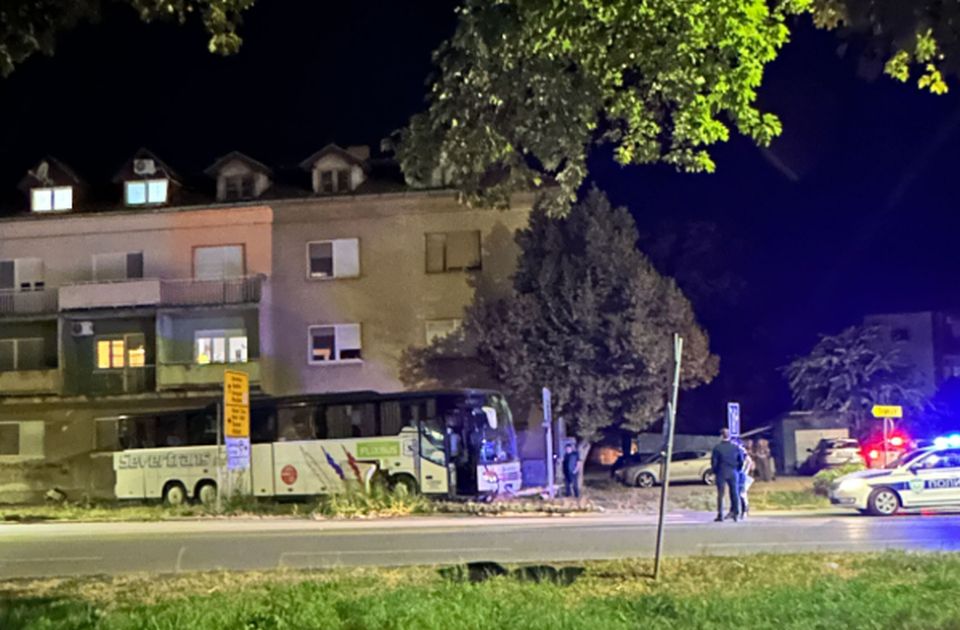 VIDEO: Autobus izleteo sa puta u Somboru i udario u zgradu, povređen vozač