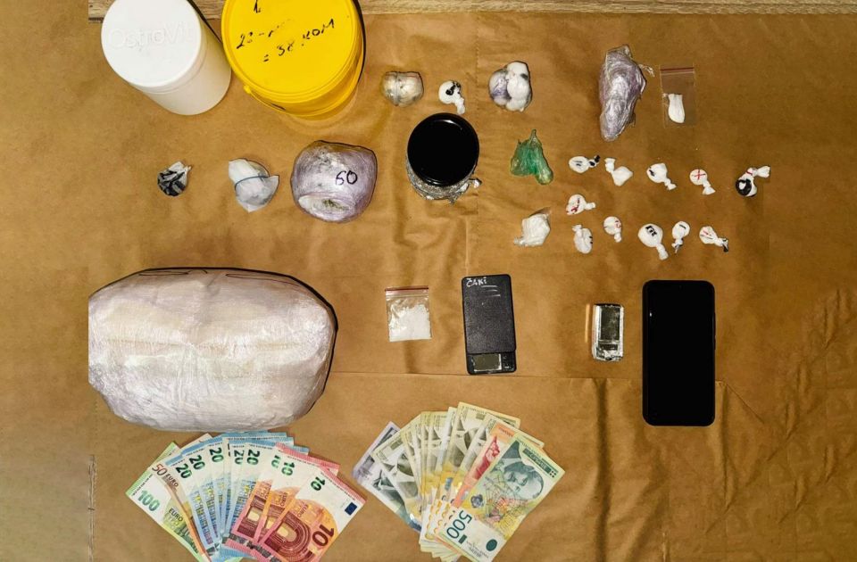 Kod Novosađanina u stanu policija pronašla kokain, marihuanu, heroin, amfetamin i dve vagice