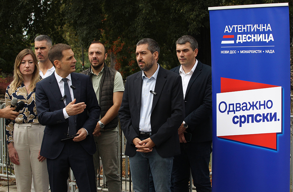 Novi DSS: Naprednjaci organizovano došli da daju potpise podrške listi "Autentična desnica"