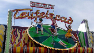 Žene na Oktoberfestu dobile šorceve da ih ne snimaju ispod suknje