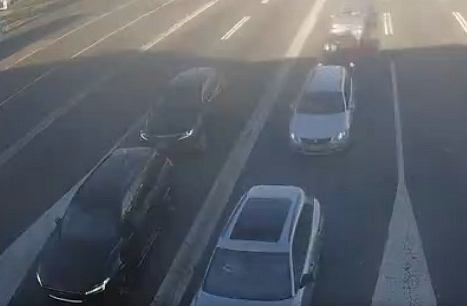 Pojačan saobraćaj ka izletištima i vikendicama, kamioni čekaju na granicama