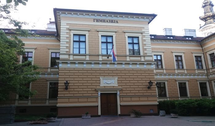 Sutra ispred Jovine gimnazije prikupljanje pomoći za otpuštene profesore i tribina