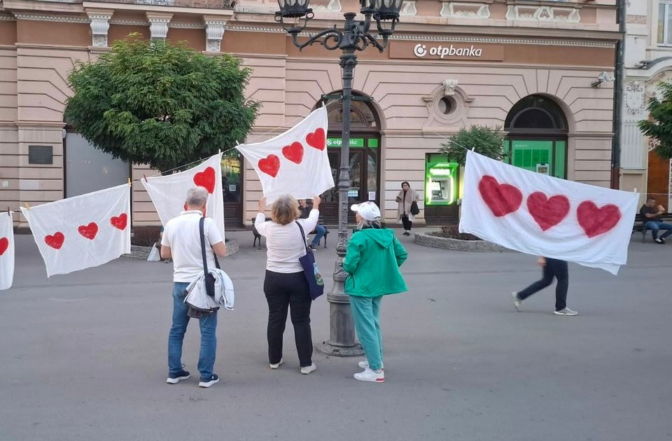 FOTO: Akcija Zborova na Trgu slobode - Tri srca za studente