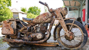 Nemačke brodove pune eksploziva vade iz Dunava kod Prahova, motocikl iznikao u Budimpešti