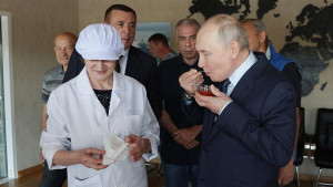 Putin jeo kavijar na Kurilskim ostrvima i naljutio Japance: 'Vređa nam osećanja'