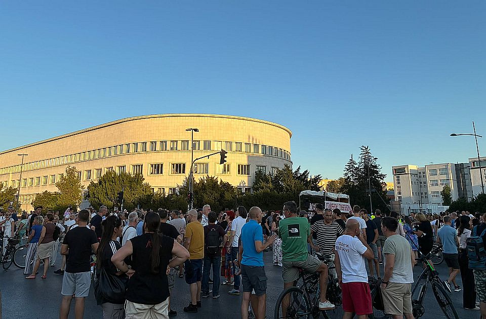 VIDEO Građani se okupljaju kod Banovine: Godinu dana od nereda kod prostorija SNS-a