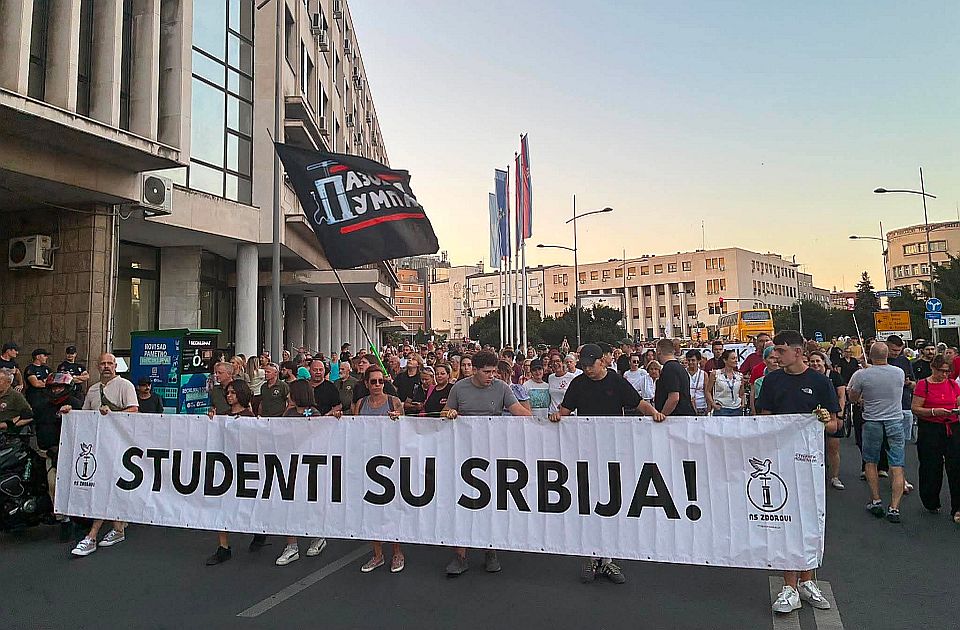 VIDEO Buka i skandiranje ispred SNS u Stažilovskoj: Godinu dana od nereda kod prostorija SNS-a