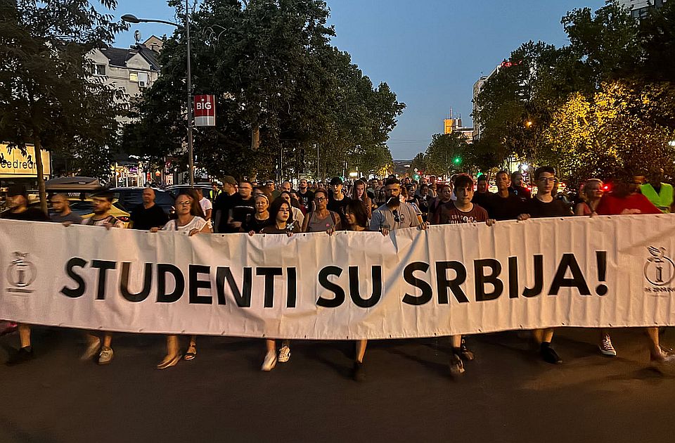 VIDEO "Studenti su Srbija" na čelu kolone: Šetnja povodom godišnjice sukoba kod prostorija SNS-a