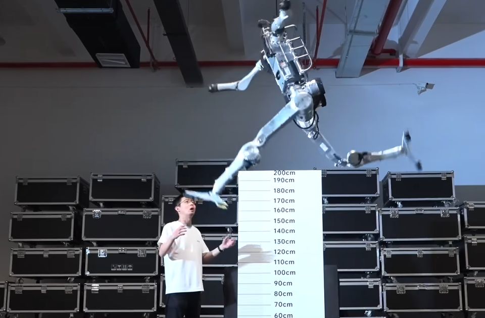 VIDEO: Kineski robot "Supermen" skače preko dva metra i trči 45 kilometara na sat