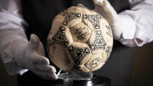 Najskuplja lopta u istoriji fudbala: Skoro tri miliona evra za Maradoninu 'Božju ruku'