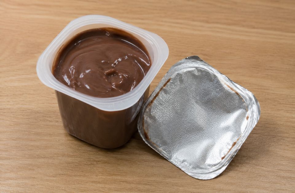 Da li je opasno lizati aluminijumski poklopac pudinga ili čaše jogurta?