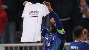 Fudbaler Kosova dao gol pa pokazao majicu podrške Tačiju i OVK