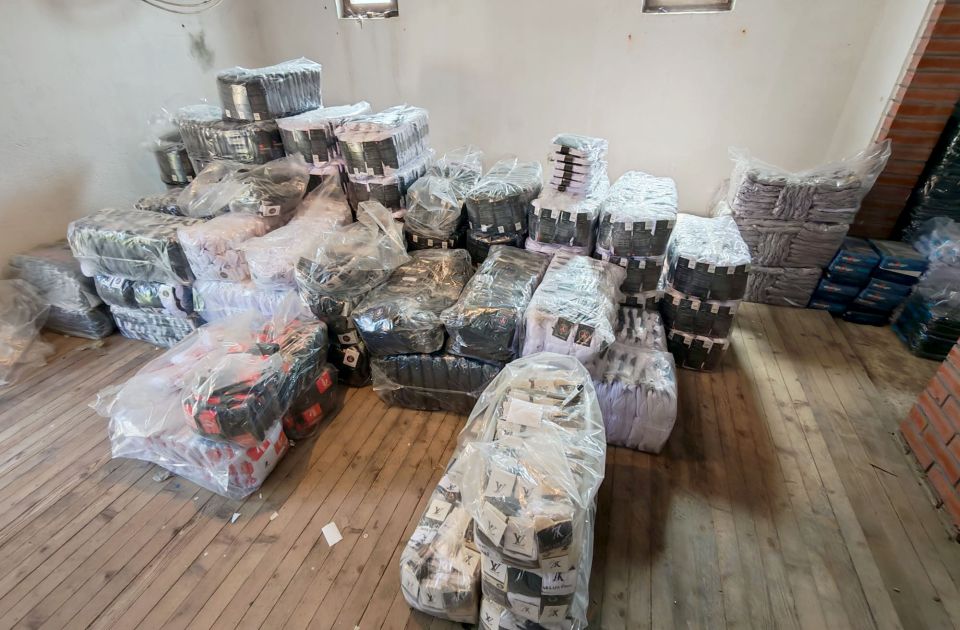 FOTO: U Novom Pazaru zaplenjena falsifikovana roba svetskih brendova