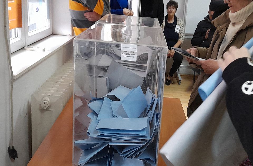 Da li država Srbija opstruiše glasanje u dijaspori: Zašto se ne otvaraju nova biračka mesta?