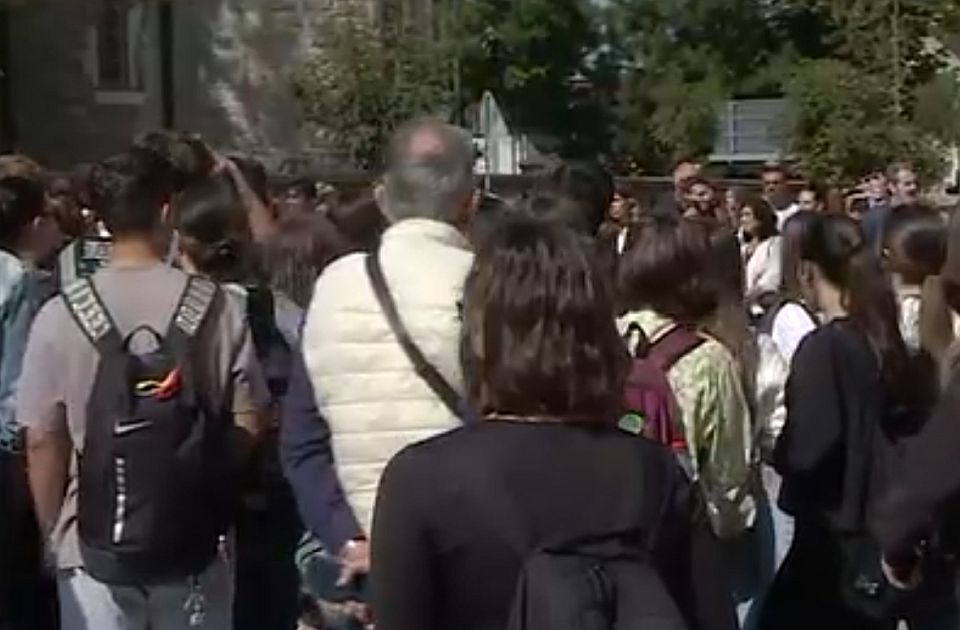 Protest profesora i maturanata u Čačku zbog imenovanja nove direktorke gimnazije