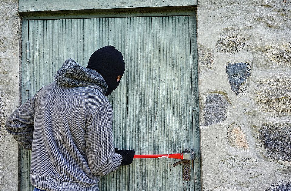 Uhapšeni nakon obijanja restorana brze hrane u Novom Sadu