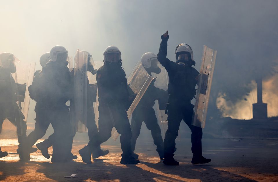 Na protestu u Tirani policija koristila suzavac i vodene topove