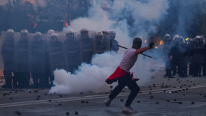 Protesti u Albaniji u fotografijama: Incidenti, suzavac i vodeni topovi