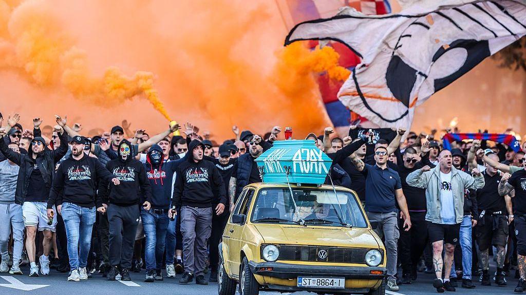 Nacistički povici navijača Hajduka pred meč sa Ajaksom, osuda hrvatske vlade