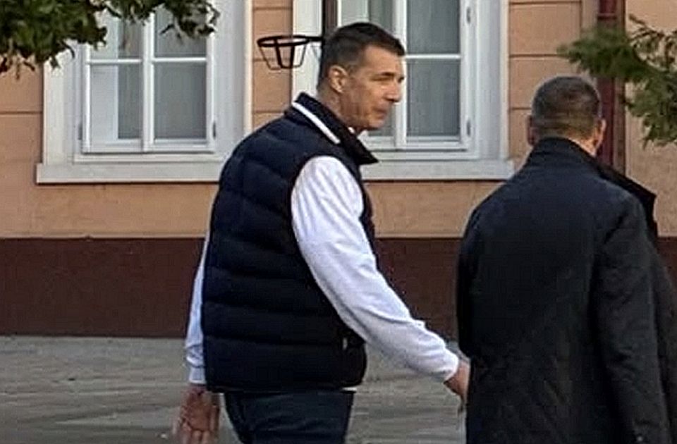 Andrej Vučić u porti u centru Novog Sada, pozdravio se sa direktorom Jovine gimnazije
