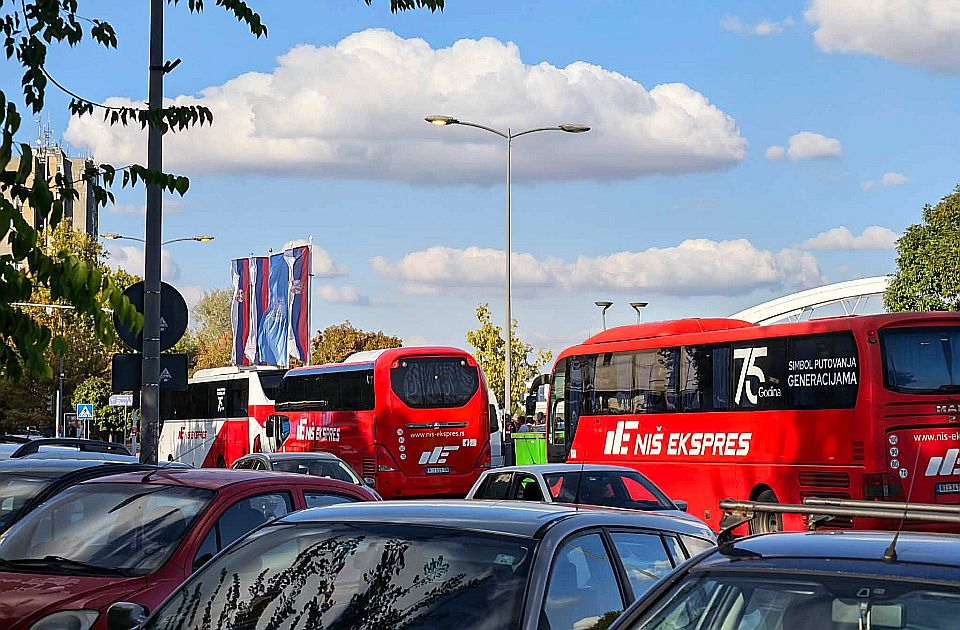 VIDEO, FOTO: Autobusi iz drugih gradova dovoze pristalice SNS-a na miting u Novom Sadu