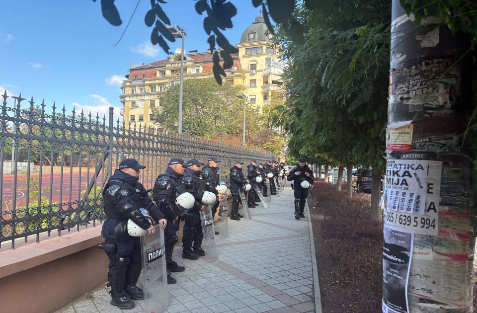 FOTO Policija "čuva" Jovinu, jake policijske snage na Trgu republike