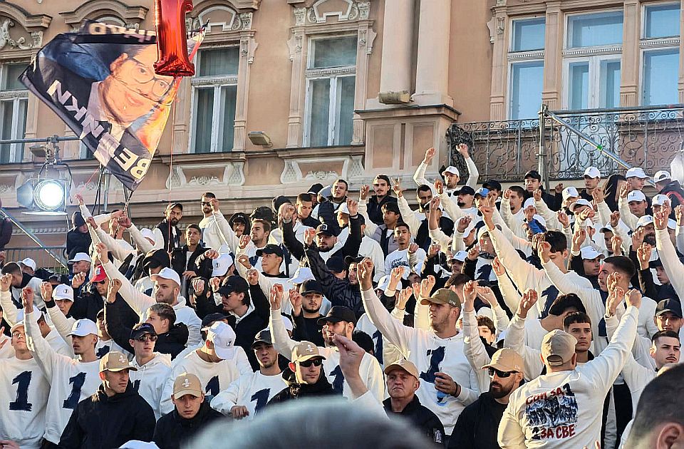 UŽIVO Vučić sa sinom stigao vozom u Petrovaradin, peške idu ka Trgu slobode, kolaps u saobraćaju