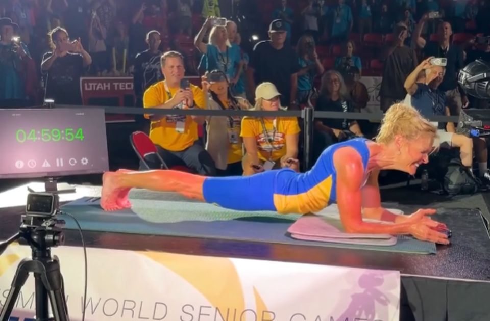 VIDEO: Baka 12 unučadi držala plank pet sati da obori svetski rekord