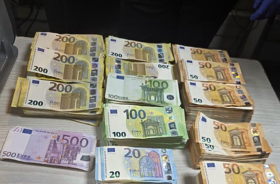 Iz Srbije u Crnu Goru pokušao da prenese 220.000 evra