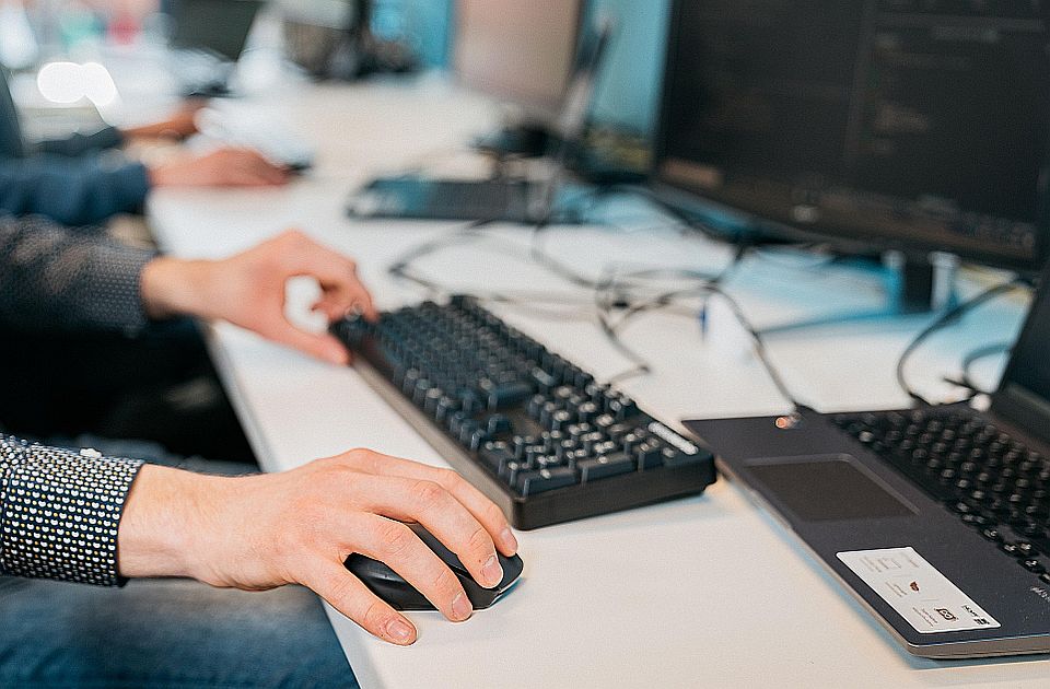 "Fantomski komentatori": Kako SNS botovi iz javnih institucija rade za stranku tokom radnog vremena