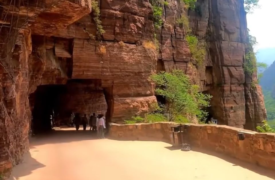 VIDEO: Tunel kroz planinu koji su seljani sami probili uz pomoć čekića i dleta