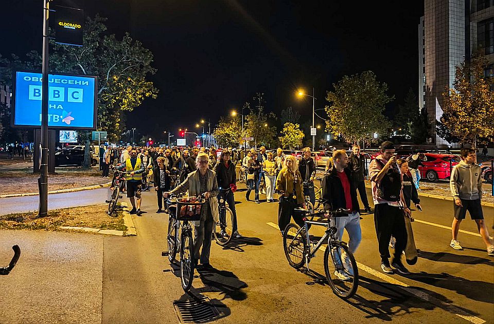 VIDEO: Komemorativna šetnja do Železničke stanice povodom 23 meseca od pada nadstrešnice