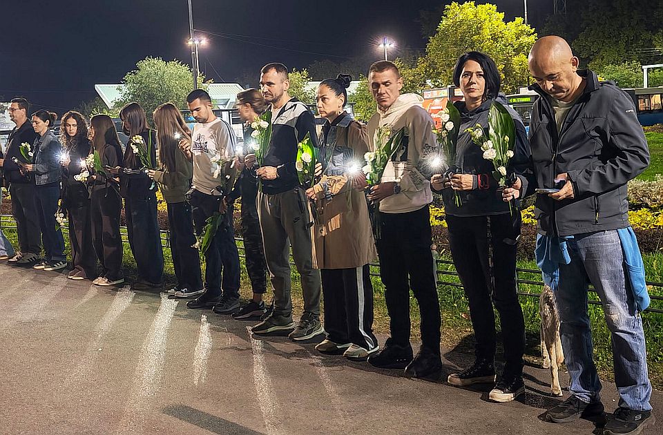 VIDEO: Komemorativna šetnja do Železničke stanice povodom 23 meseca od pada nadstrešnice
