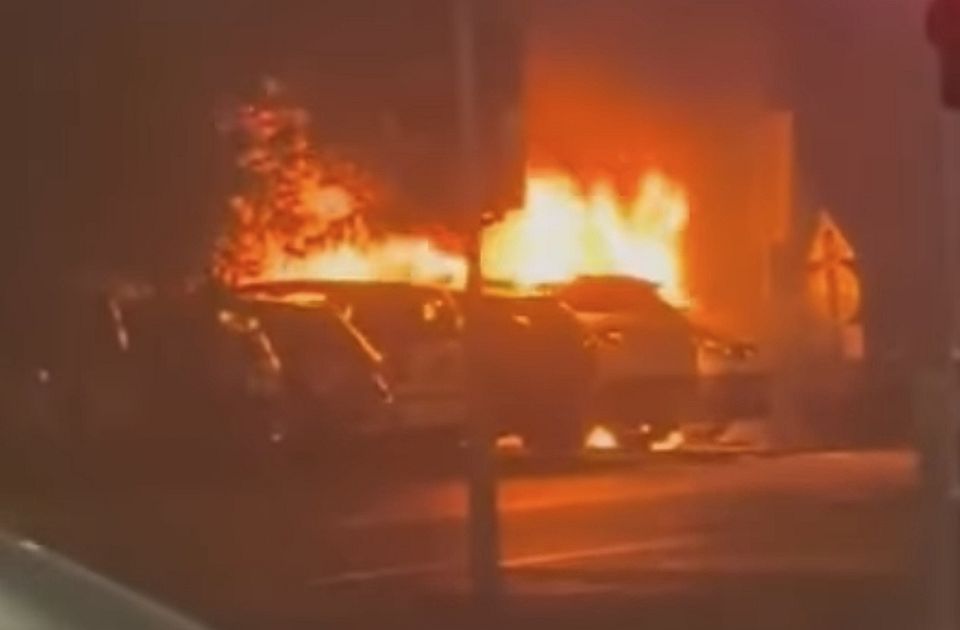 VIDEO: Izgorela četiri vozila na Novoj Detelinari