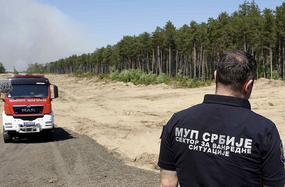 Novi požar kod Sjenice van kontrole, borba s vatrom na Stolovima, opasnost od vetra u Deliblatskoj peščari