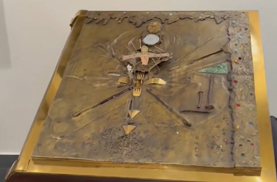 VIDEO: Ukradena knjiga čije je korice od zlata, dragog kamenja i školjki izradio Salvador Dali 