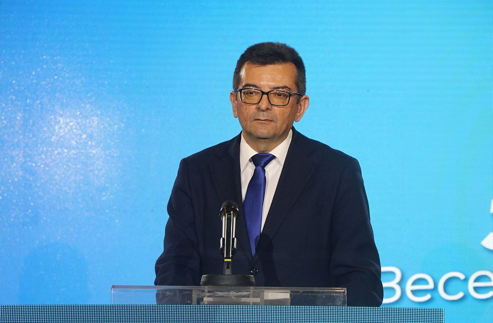 Janko Veselinović se sapleo seklinove na parkingu ispred Skupštine i povredio