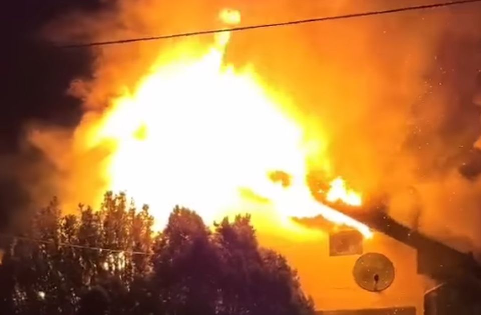 VIDEO: Krov porodične kuće u Zmajevu potpuno izgoreo u velikom požaru