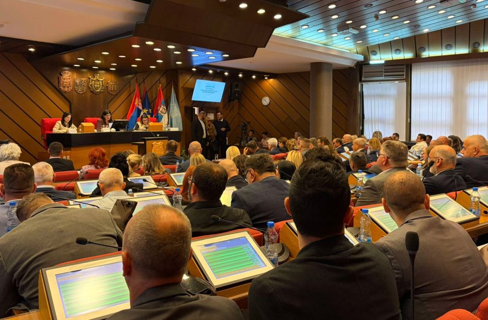  Pred sednicu novosadske skupštine: Mićin o novom železničkom stajalištu, opozicija o sutrašnjem skupu SNS