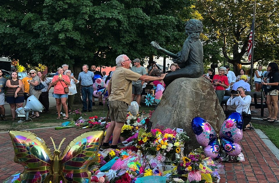 VIDEO "Dolivud" ostaje otvoren i nakon smrti Doli Parton: Šou mora da se nastavi