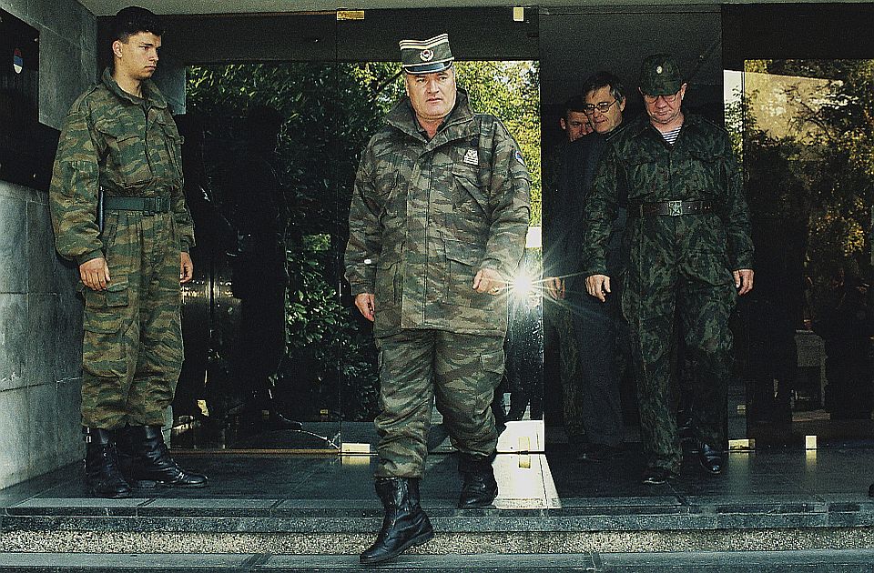 Reakcije u BiH na smrt Mladića: Dok ga u RS nazivaju generalom, Majke Srebrenice podsećaju na presudu