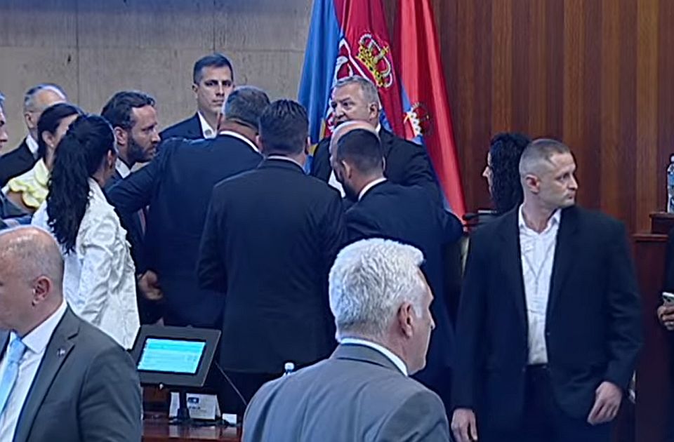 Opozicija pokušala da spreči udaljavanje poslanika opozicije iz sale Skupštine Vojvodine