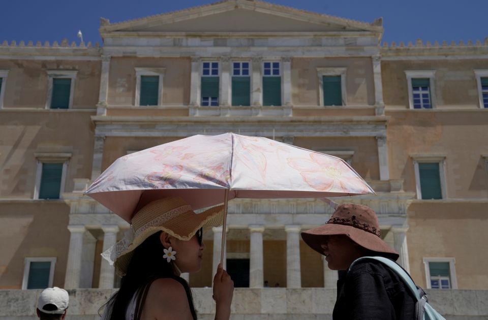 Atina otvorila klimatizovane prostore za ranjive grupe i postavila 130 pojilica za životinje lutalice