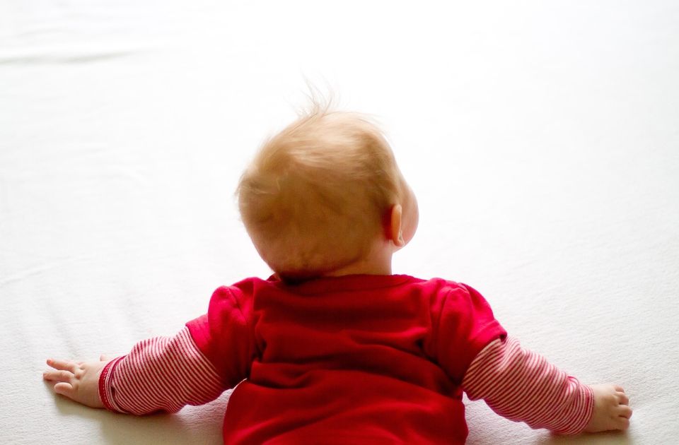 Kada bebe treba da počnu da puze i smeju li da preskoče tu fazu?