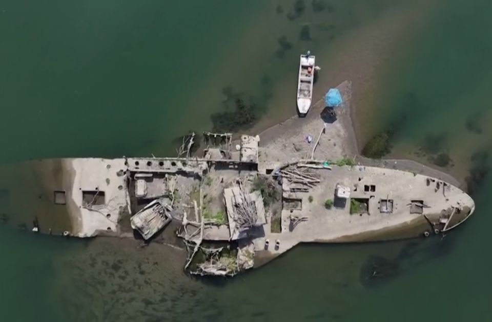 VIDEO: Ostaci "Savskog Titanika" zbog niskog vodostaja izronili između Sremske Mitrovice i Šapca