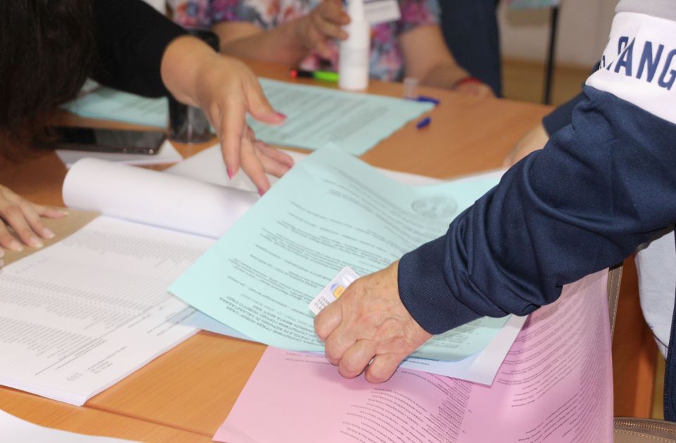 CRTA objavila obrazac za "sigurne i kapilarne glasove" sa SNS logom koji je pronađen na pultu u UKC Niš