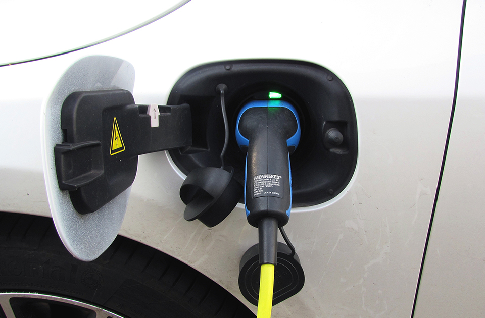 Plug-in hibridi emituju do pet puta više CO2 nego što se zvanično prikazuje