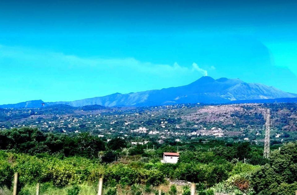  Etna peti dan izbacuje pepeo, zatvoren aerodrom u Kataniji